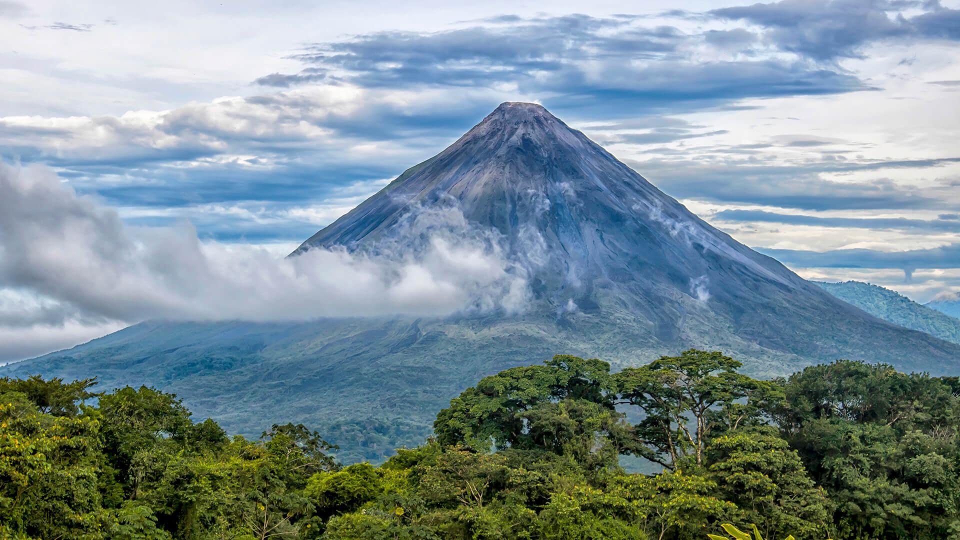 Volcan Arenal au Costa Rica, entouré d’une forêt tropicale luxuriante.