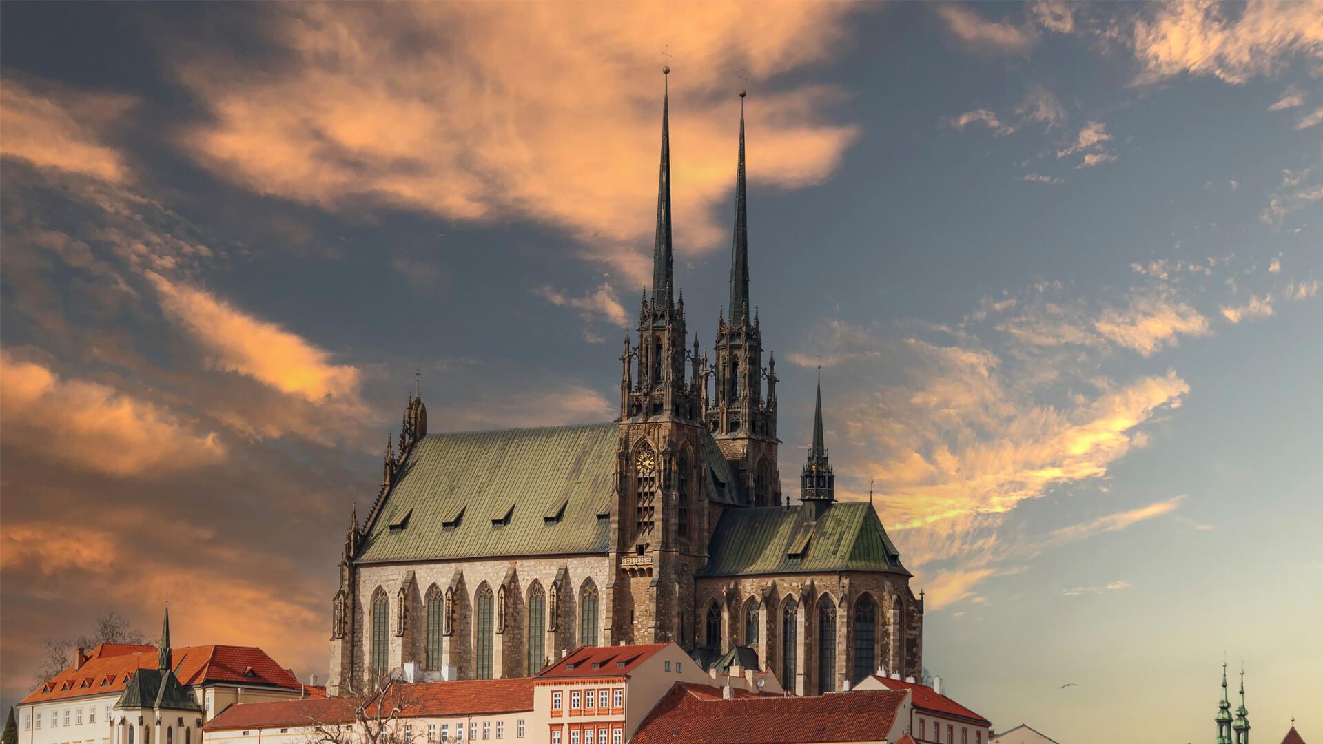 Cathédrale Saint-Pierre-et-Saint-Paul à Brno, Tchéquie, au coucher du soleil, avec ses flèches gothiques.