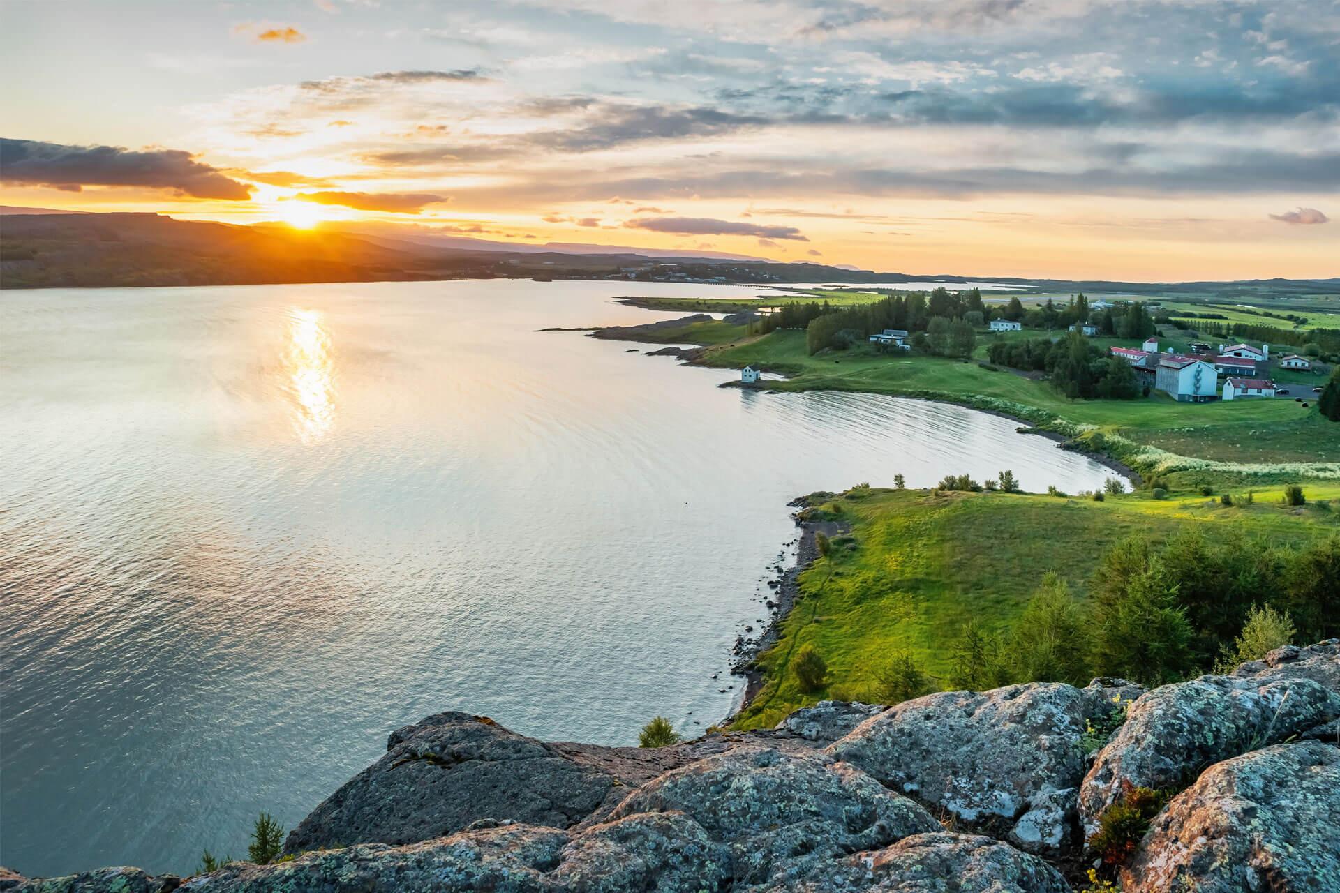 Vue panoramique du soleil de minuit sur la ville d’Egilsstaðir sur les rives du fleuve Lagarfljót, en Islande.