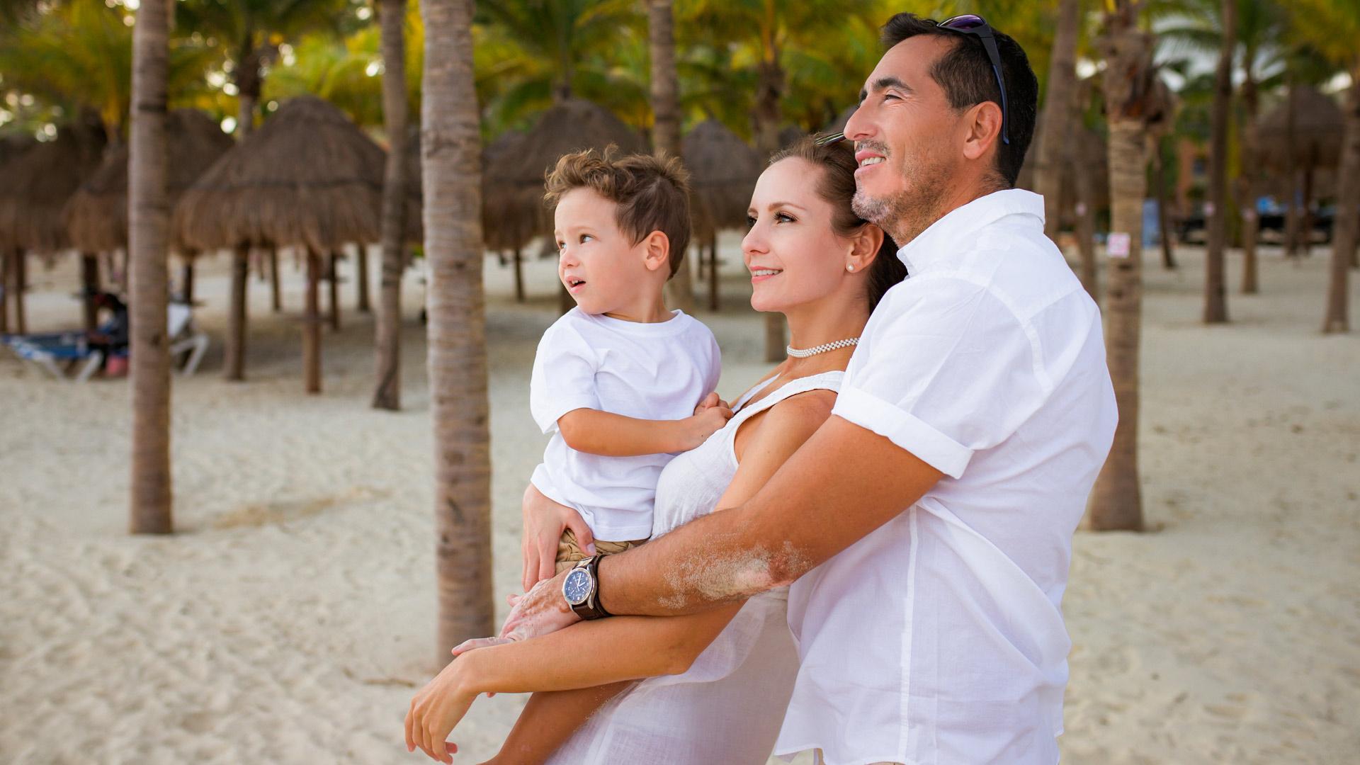 1920x1080-Tout-inclus-en-famille-guide-pour-bien-le-choisir-parent-enfant-plage.jpg