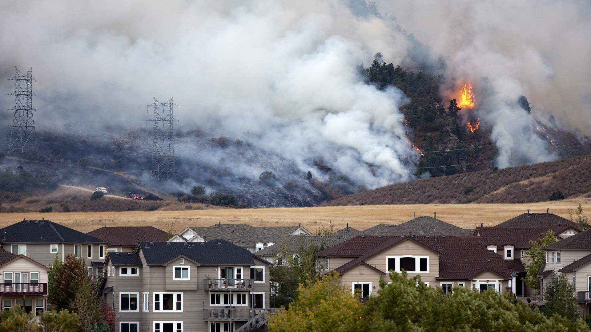 Feux de forêt s’approchant dangereusement d’habitations.
