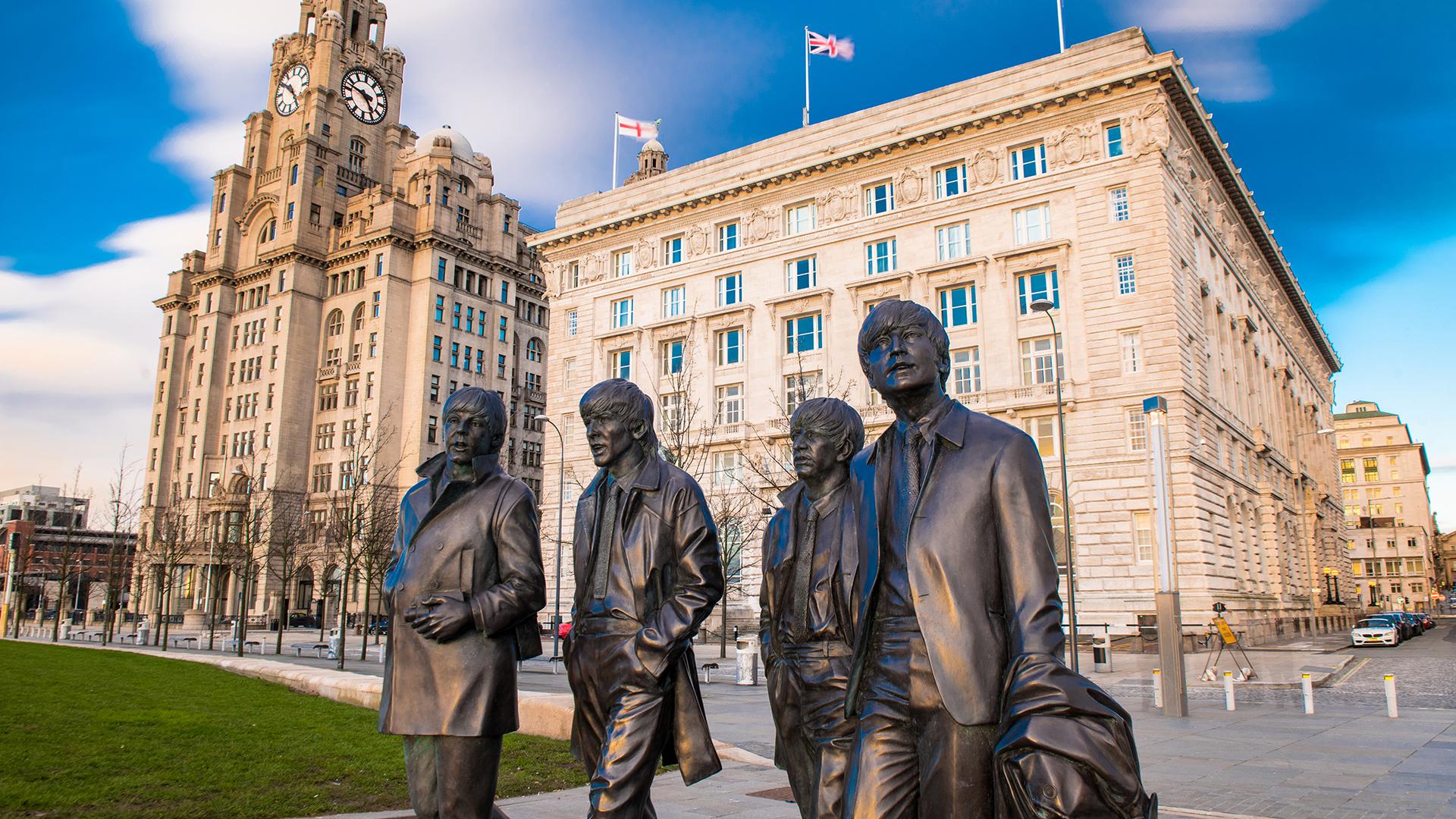Statues grandeur nature des Beatles sur le Pier Head à Liverpool, devant le Royal Liver Building, en Angleterre.