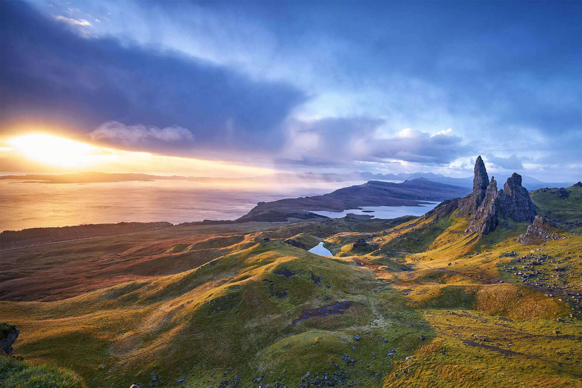 Paysage des Highlands sur l’île de Skye, en Écosse, avec les formations rocheuses de l’Old Man of Storr au lever du soleil.