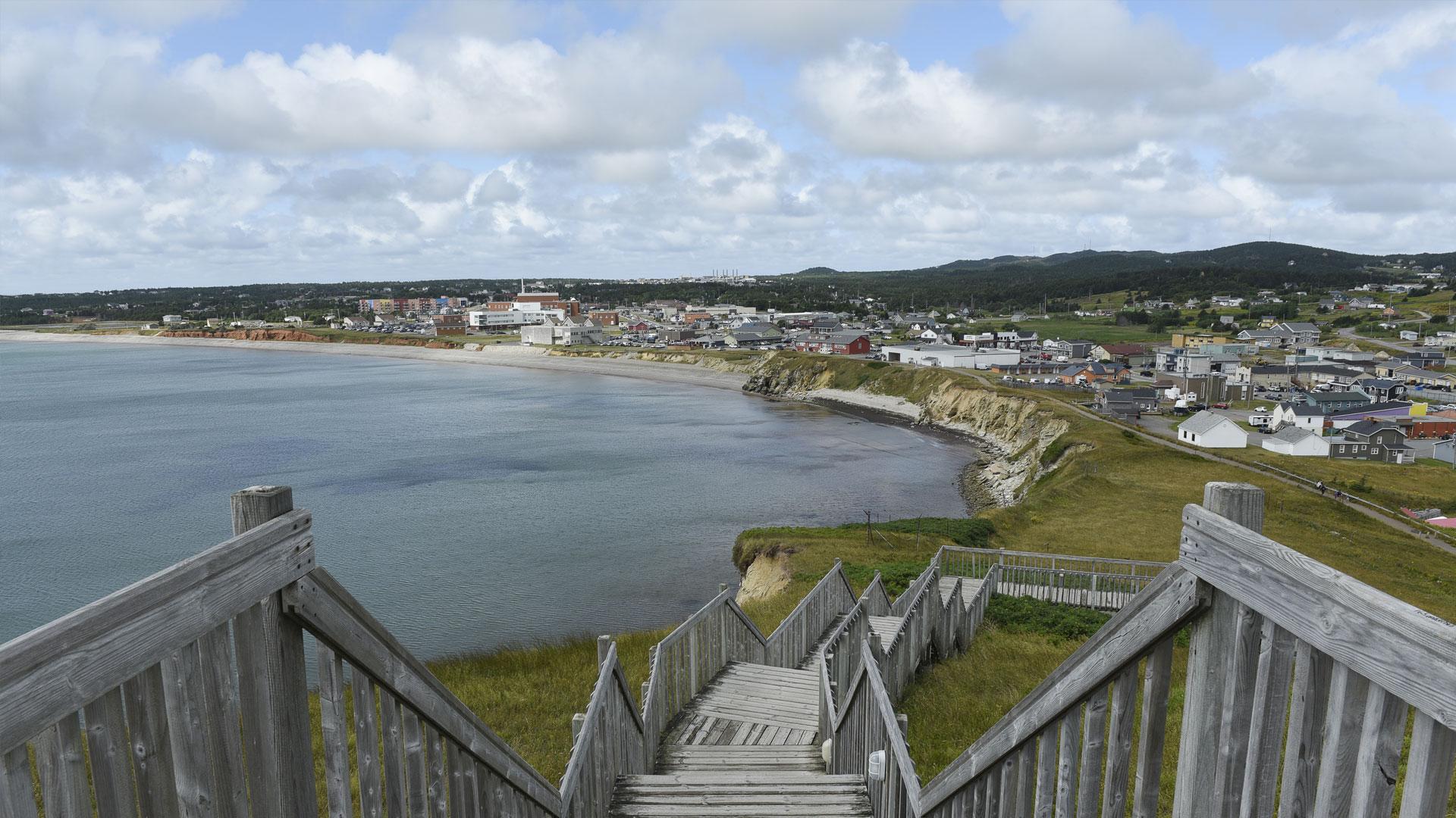 Vue panoramique sur le village de Cap-aux-Meules depuis l’escalier de bois le long du littoral aux îles de la Madeleine.