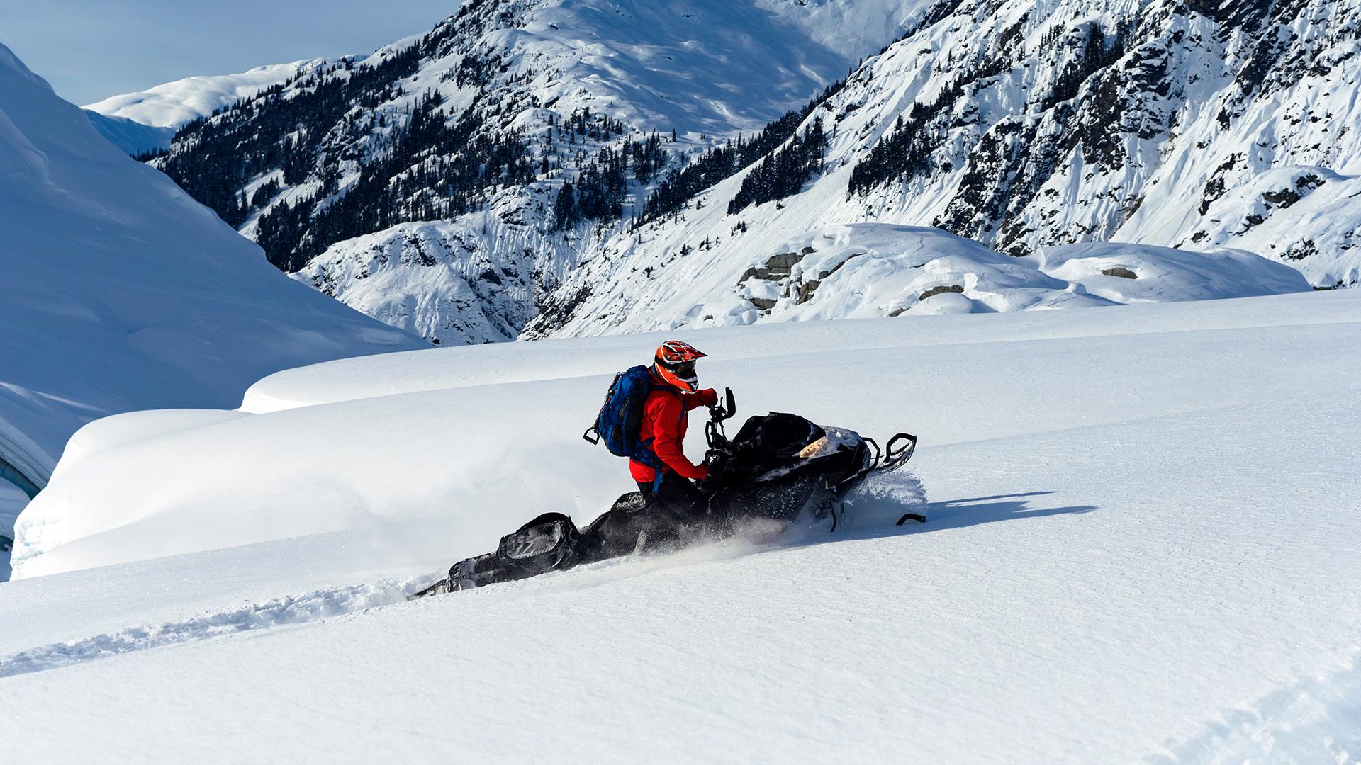 1920x1080_assurance_motoneige_homme_2.jpg