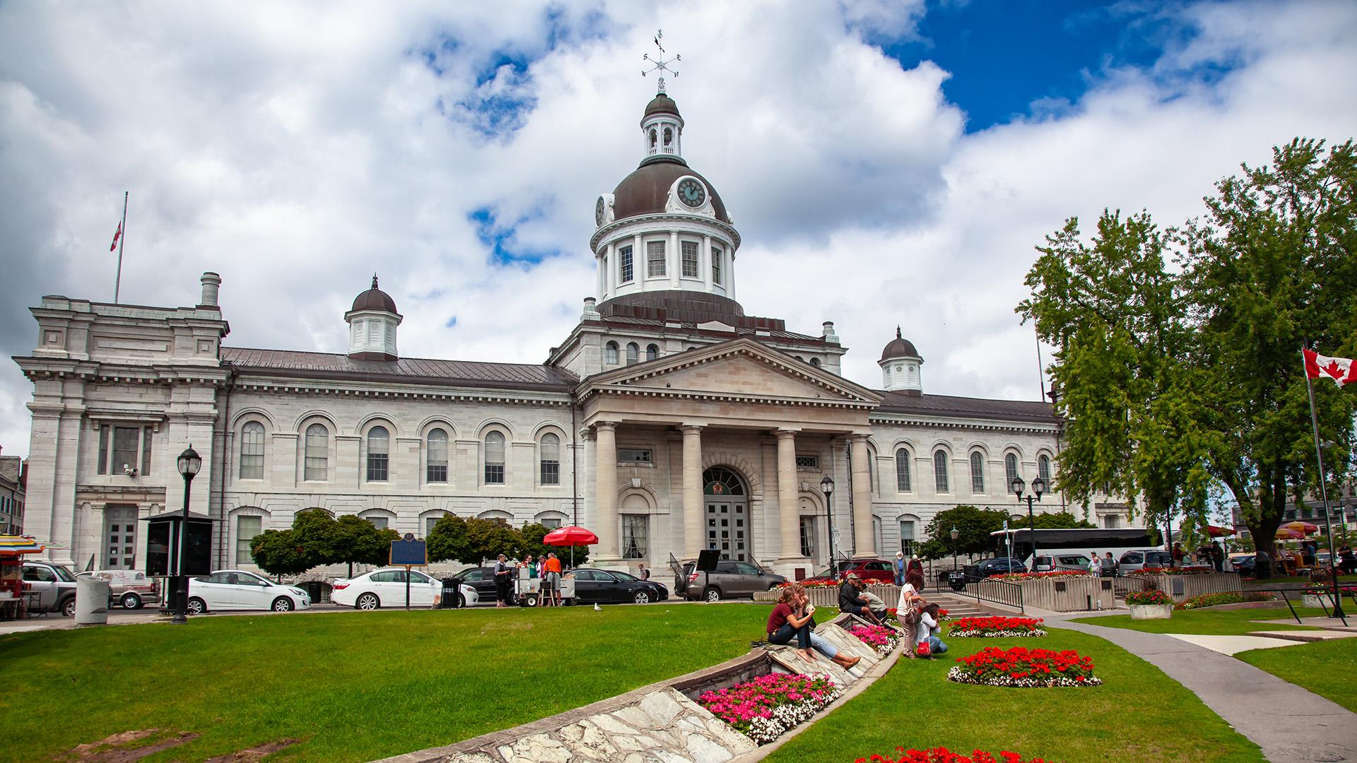 Hôtel de ville de Kingston en Ontario: bâtiment néoclassique en pierre calcaire avec sa tour centrale surmontée d’un dôme.