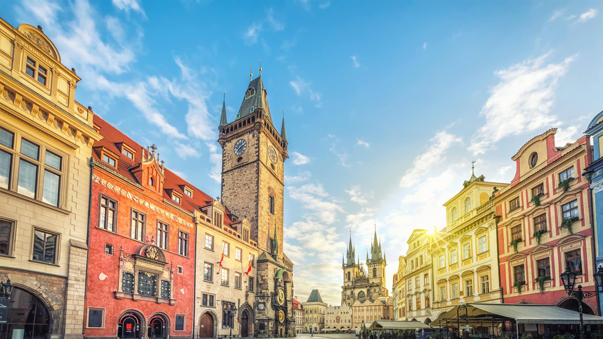 Place de la Vieille-Ville à Prague, la tour de l’horloge astronomique et les façades colorées des bâtiments.
