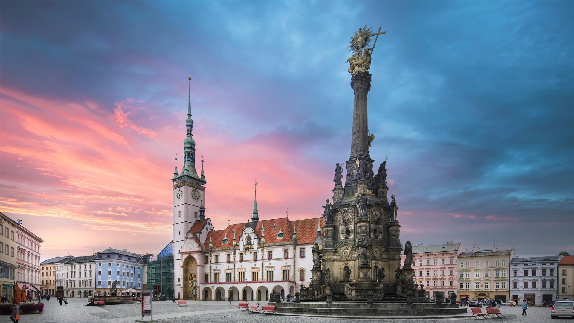 Vue panoramique du centre historique d’Olomouc avec la colonne de la Sainte-Trinité et l’horloge astronomique.