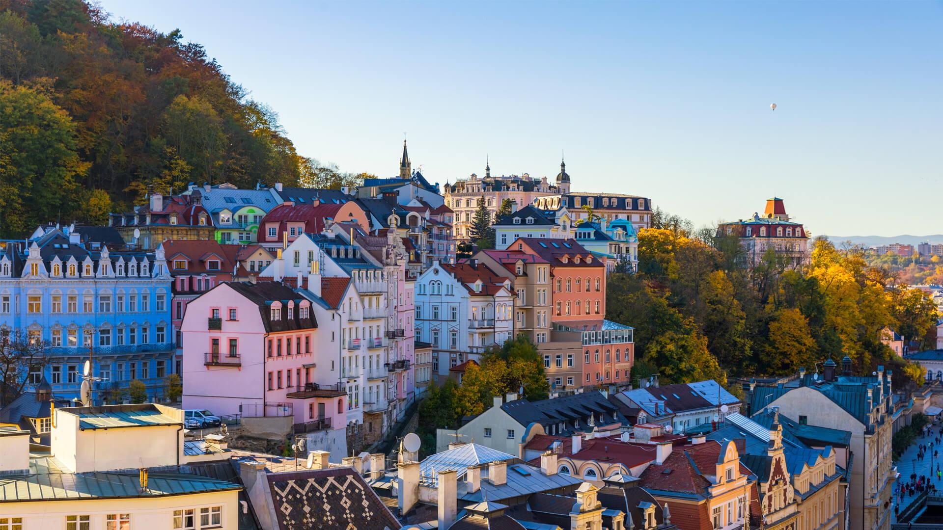 Vue aérienne des bâtiments baroques colorés de Karlovy Vary en Tchéquie, sous un ciel bleu.