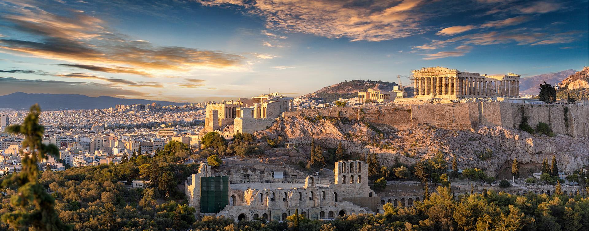 Vue panoramique de l’Acropole d’Athènes, en Grèce, au coucher du soleil, avec le Parthénon dominant la ville antique.