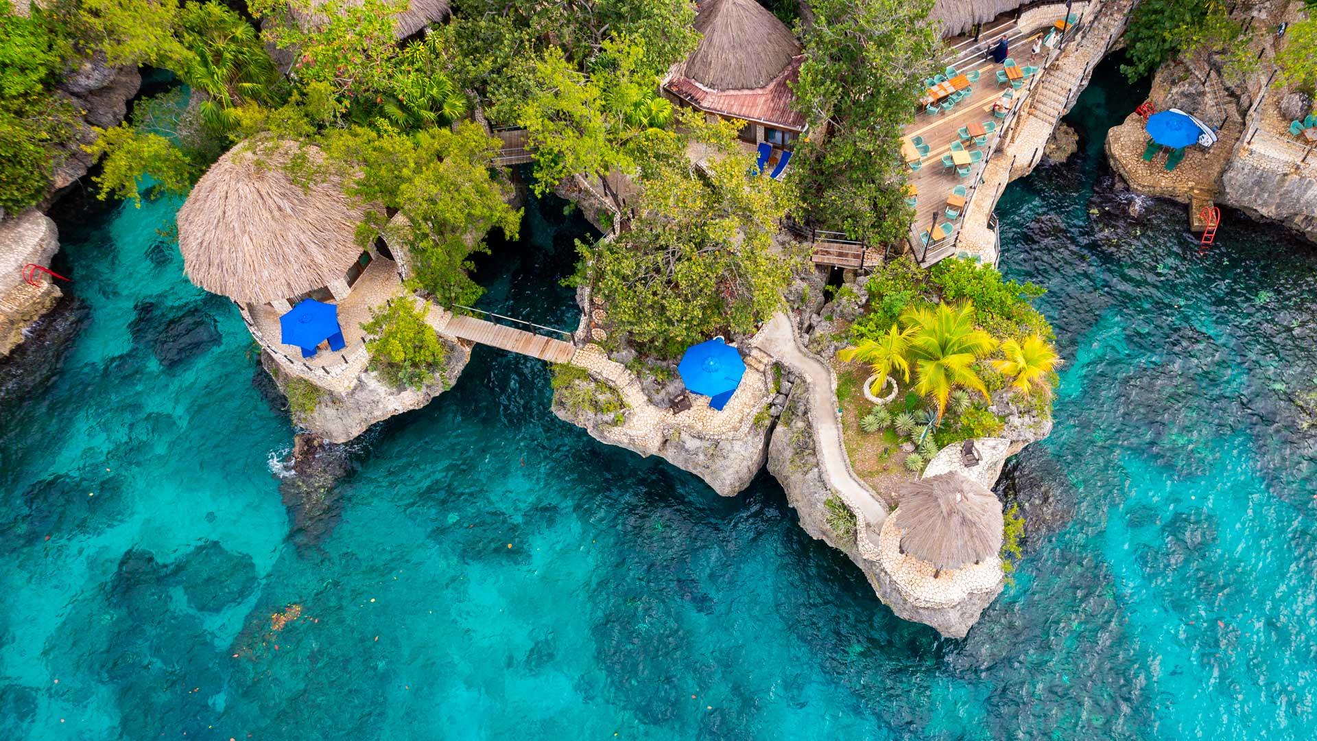 Vue aérienne du Rockhouse Hotel à Negril, en Jamaïque, perché sur les falaises de Pristine Cove face à la mer des Caraïbes.