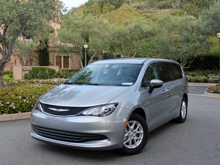 2017-Chrysler-Pacifica_01.jpg