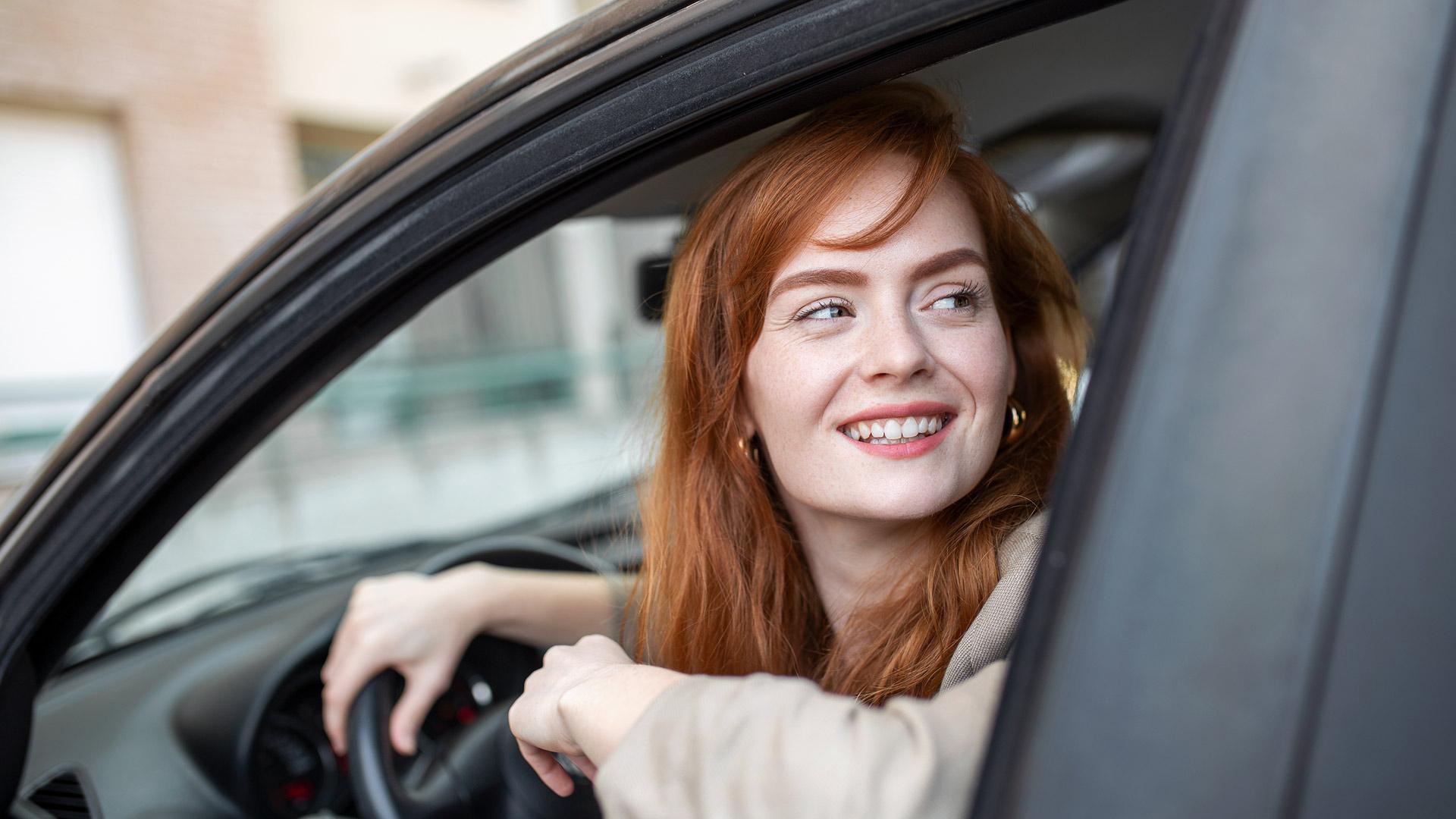 1920x1080-Rabais-Dollars-Thematique-auto-femme-volant.jpg