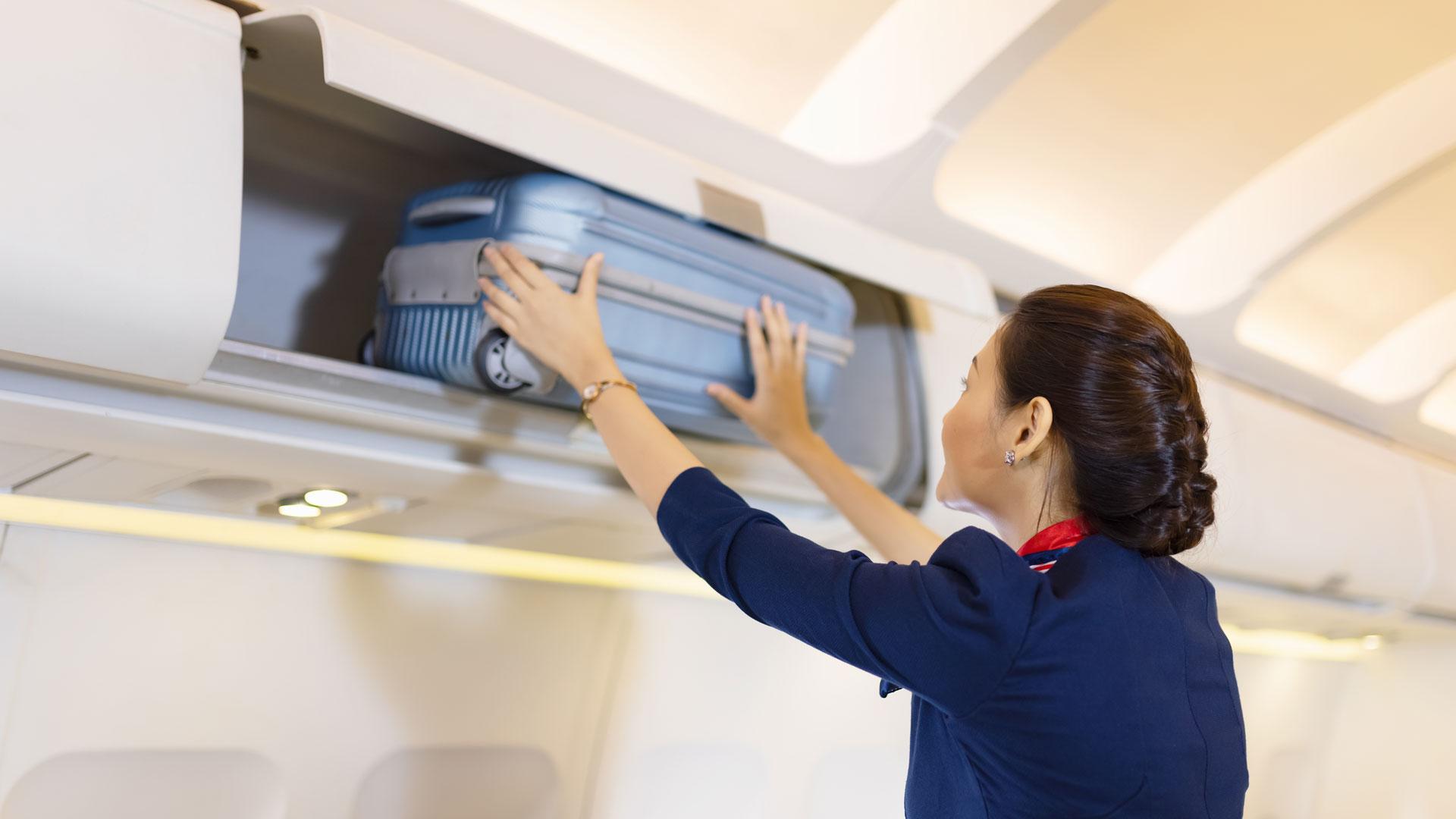 1920x1080_Agent-de-bord-place-bagage-de-cabine-dans-compartiment.jpg