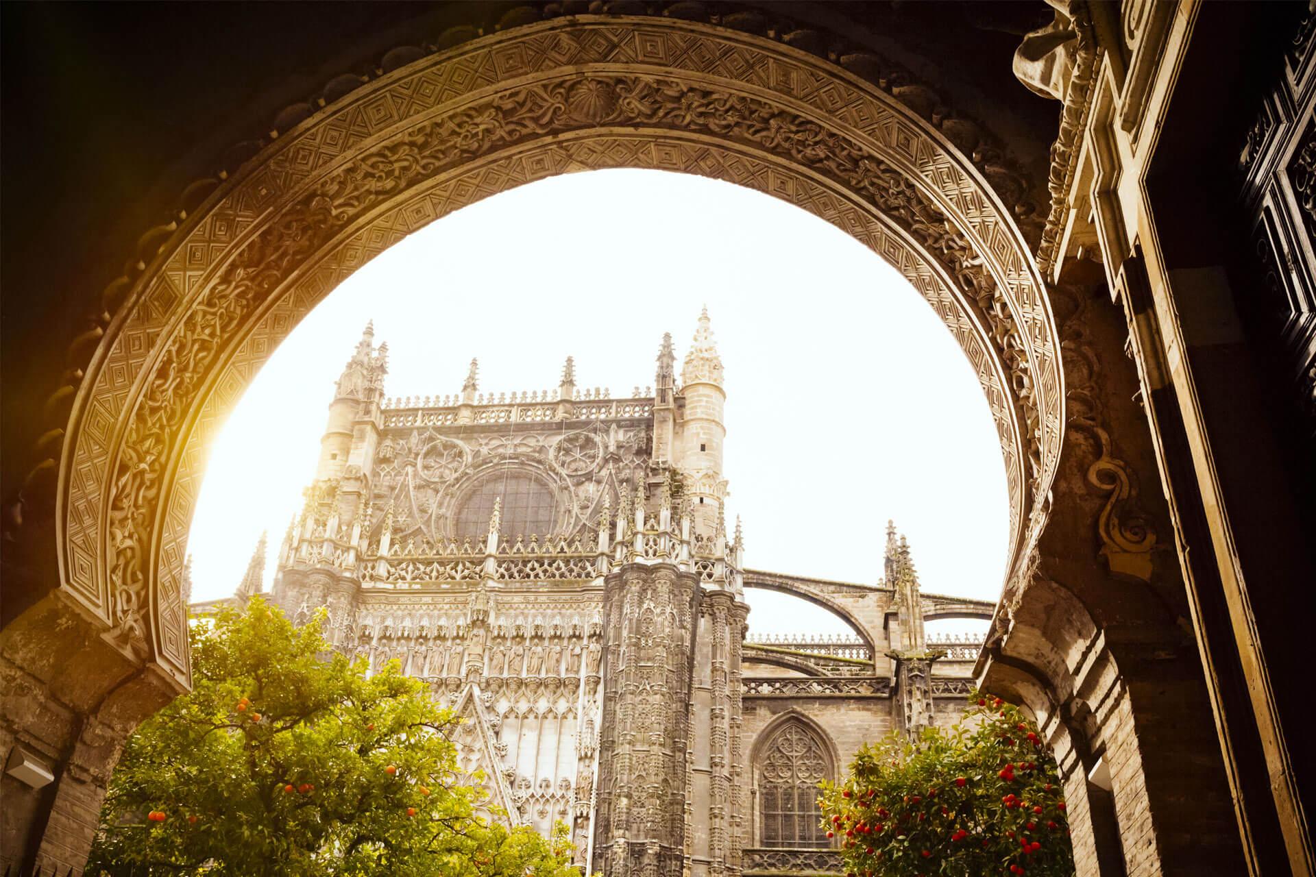 Cathédrale de Séville avec son architecture gothique vue à travers la Puerta del Perdón, en Espagne.